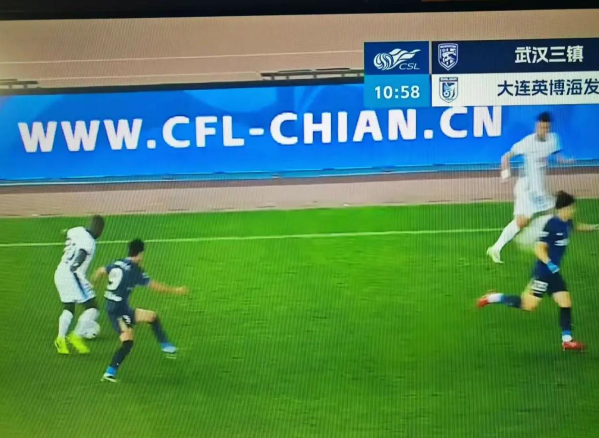 九游网页版-有些离谱，中超广告牌上中足联网址中的“CHINA”字样被拼错