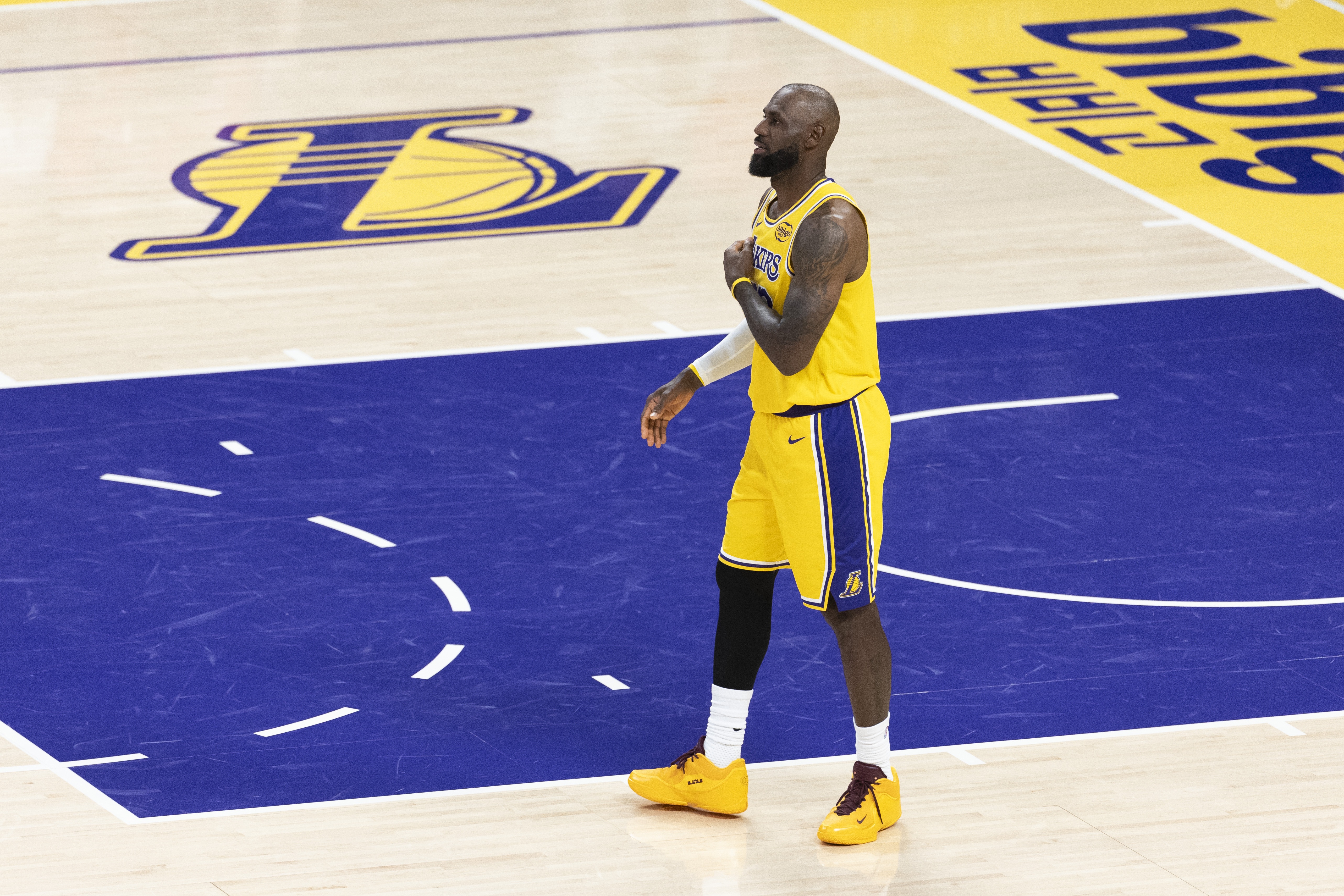 九游（中国）-Shams：詹姆斯本人&amp;联盟感觉他会再打一年 湖人表现影响他的未来